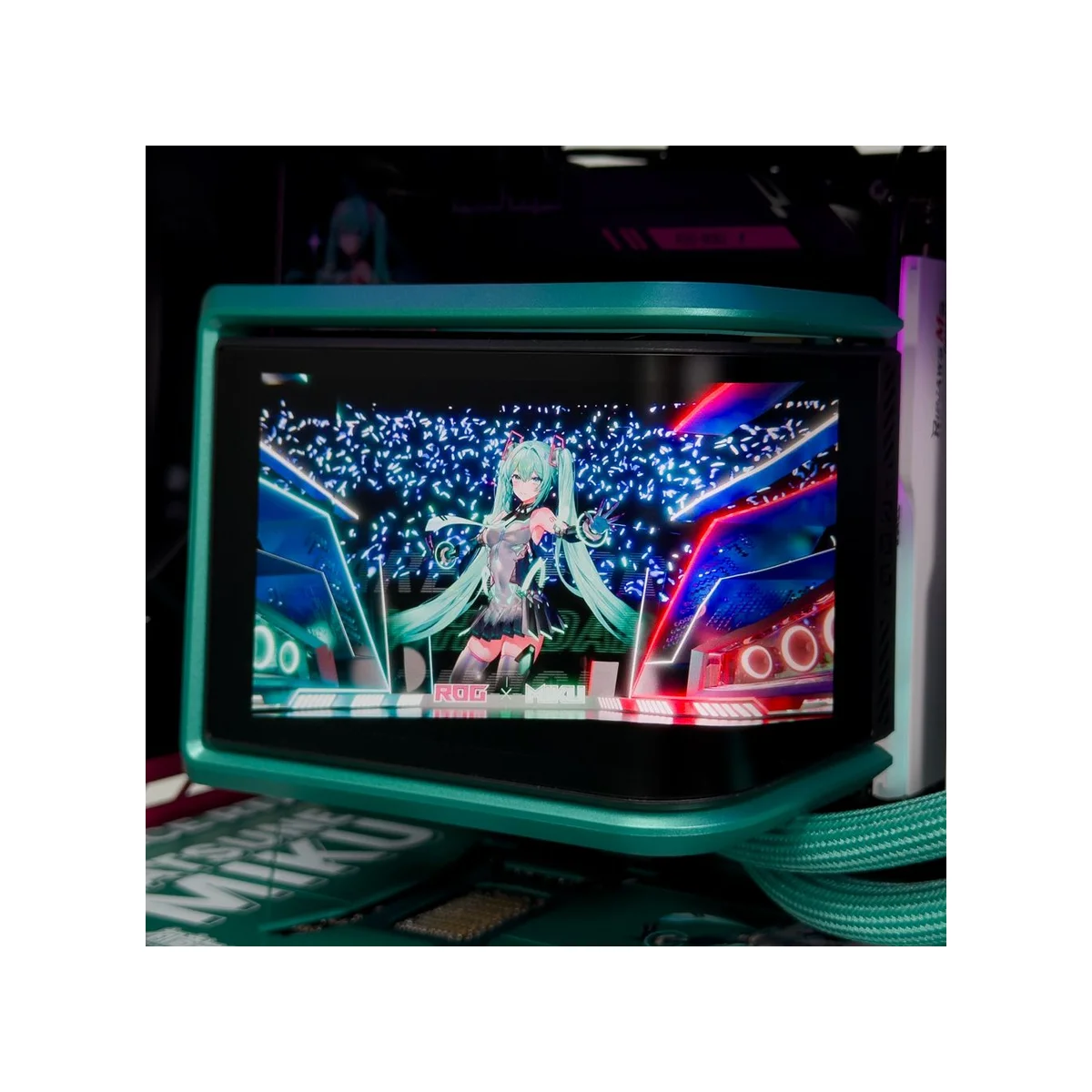 Gaming PC Hatsune Miku (Ryzen 7 9800X3D, 32GB DDR5, RTX 5080 16GB) - Powered by ASUS - Gaming_PC_Hatsune_Miku view 6