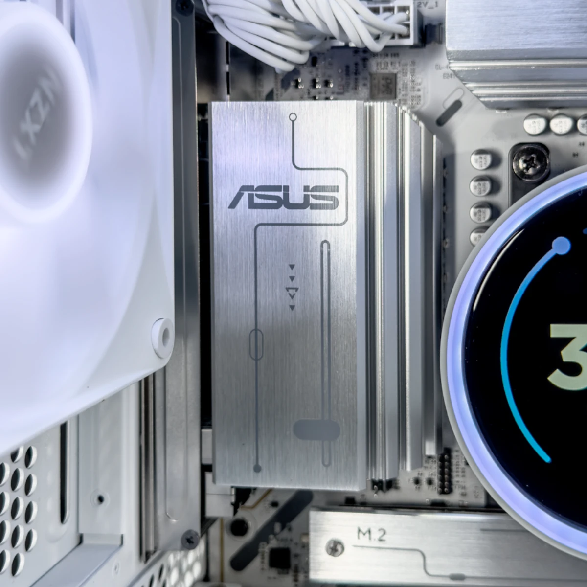 Gaming PC Colossus (Ryzen 7 9800X3D, 32GB DDR5, RTX 5070 Ti White) - Gaming_PC_Colossus view 5